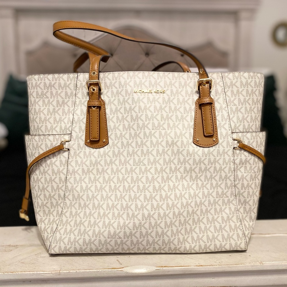 Micheal Kors Voyager East West Tote in Vanilla